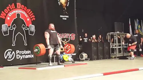 Solleva 500 kg, ma poi sviene
