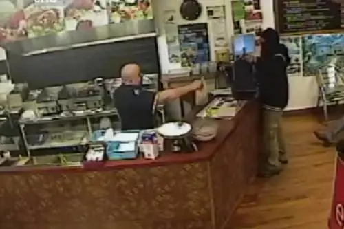 Rapina in un fast food kebab: il proprietario ferma il rapinatore... ignorandolo