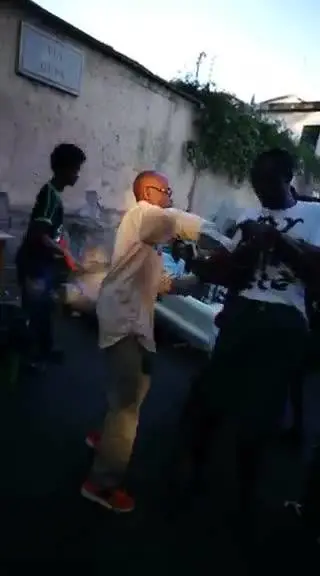 Ecco una rissa tra i migranti accampati a via Cupa