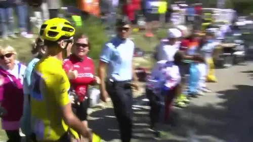 Froome rompe la bici e prosegue a piedi
