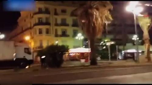 Nizza, il momento in cui la polizia ferma e uccide il franco-tunisino