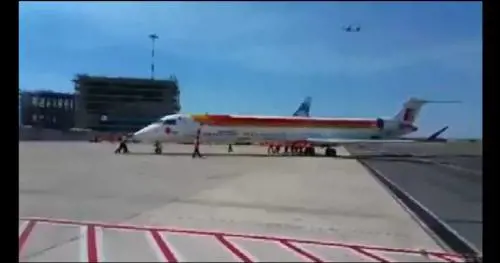 Fiumicino, addetti aeroporto spingono aereo in pista