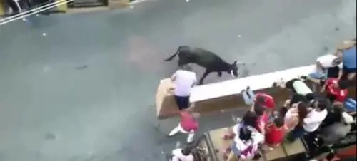 Toro uccide una donna in Spagna alla Fiesta de los Toros