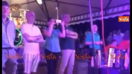Salvini e la bambola gonfiabile: "Ecco la sosia della Boldrini"