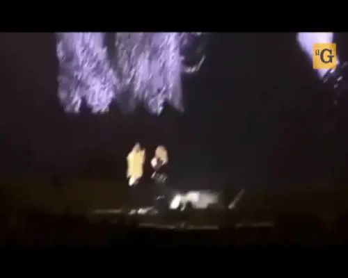 Adele bacia un fan sulle labbra per sbaglio