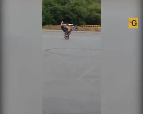 La ruota si stacca dallo scooter disarcionando malamente il centaurino