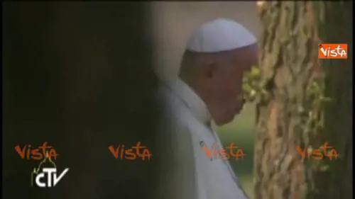 Papa Francesco prega in silenzio ad Auschwitz