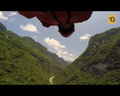Cina. In tuta alare centra il bersaglio a 200km/h