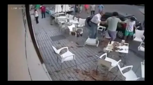 Spagna, cornicione precipita sui ragazzi seduti al bar