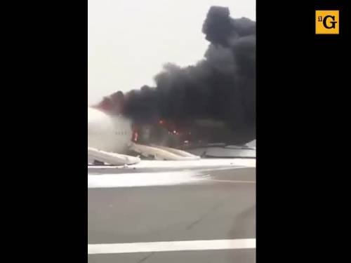 Dubai, incidente in pista per un aereo Emirates