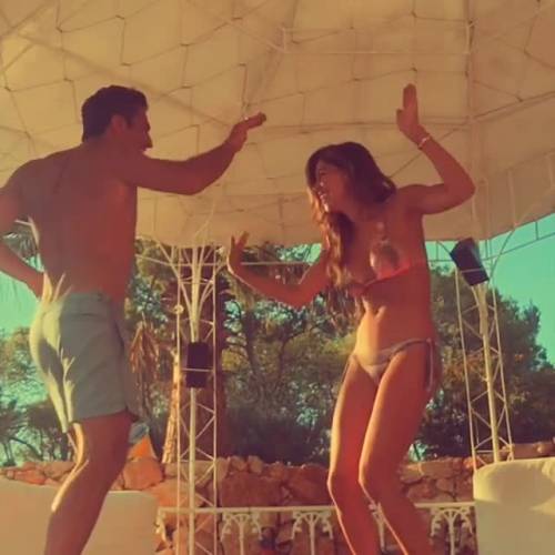 Belén più sexy che mai a Ibiza: tra balletti e tuffi in piscina