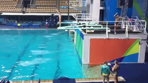Così tuffatori si allenano nella piscina olimpica