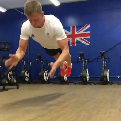 Il golden boy Adam Peaty e gli esercizi alla Superman