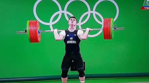 Rio, solleva 195 kg ma gli cede il braccio