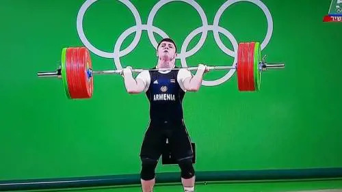 Rio, solleva 195 kg ma gli cede il braccio