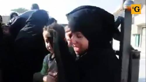 Siria, madre scopre il volto dal velo imposto dall'Isis: il figlio (terrorizzato) la ricopre