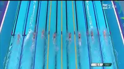 Il telecronista Rai esulta per la vittoria nel nuoto