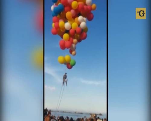 Pescara. Studente spicca il volo con 200 palloncini come in "Up"