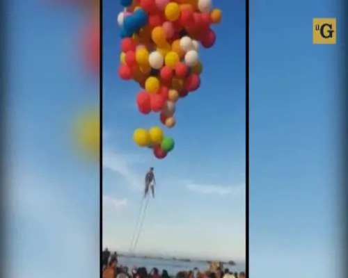 Pescara. Studente spicca il volo con 200 palloncini come in "Up"