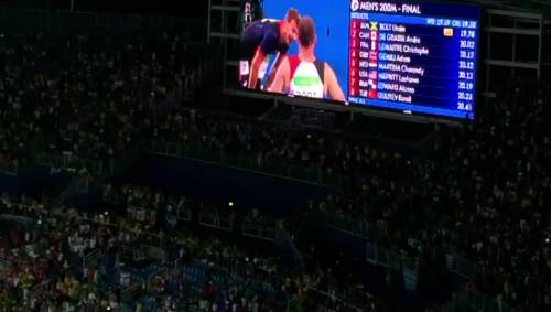 L'arrivo di Bolt nella finale dei 200 m