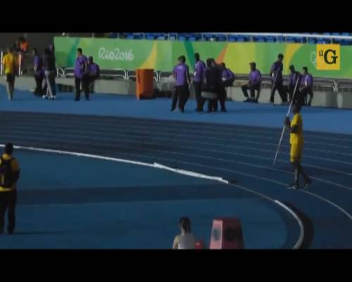 Usain Bolt prova il giavellotto nello stadio vuoto
