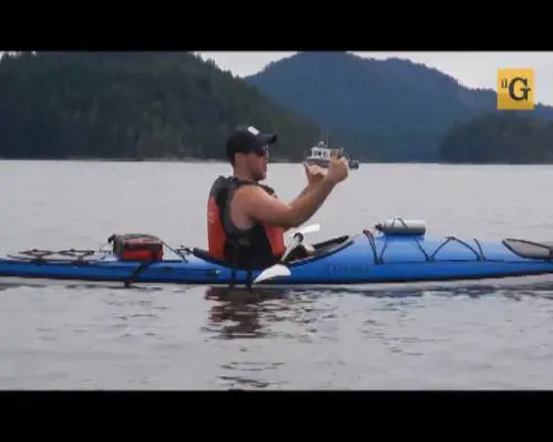 La balena salta maestosamente a pochi metri dal kayak