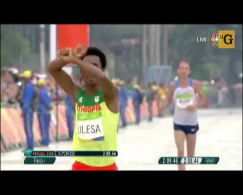 Feyisa Lilesa, ecco cosa significa il suo gesto
