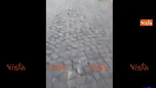 Sisma, macchine distrutte sotto le macerie gente per strada con le coperte 