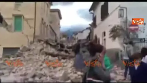 Terremoto, le persone in strada fra le macerie di Amatrice 