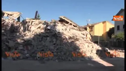 Amatrice, Il tempo si è fermato qui l'orologio del campanile segna l'ora della prima scossa 