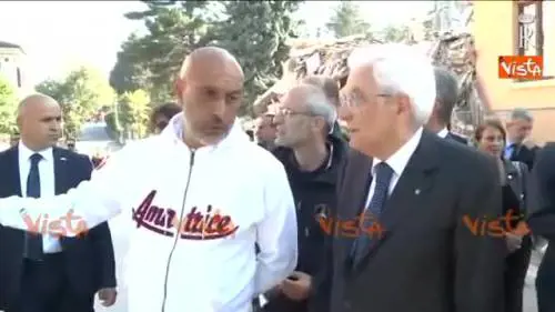 Mattarella ad Amatrice, il sindaco Pirozzi gli mostra le macerie 