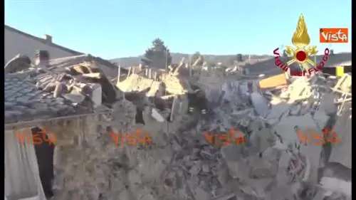I Vigili del Fuoco verificano la stabilità di un edificio ad Amatrice 