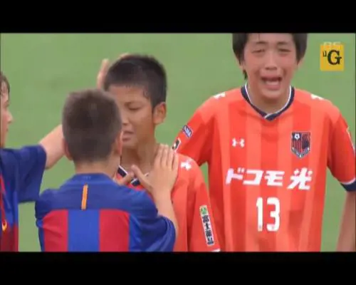 I campioncini del Barcelona U12 consolano gli avversari sconfitti