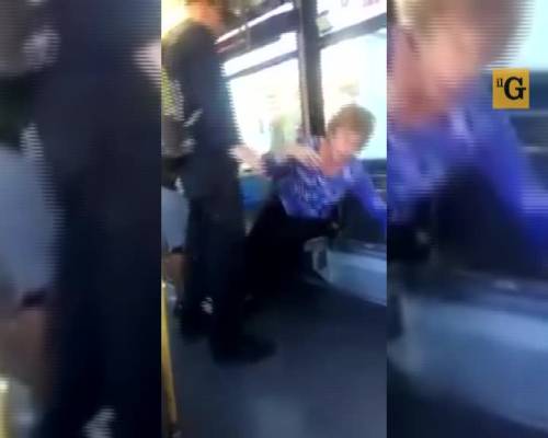 Nonnina razzista finisce al tappeto sul bus