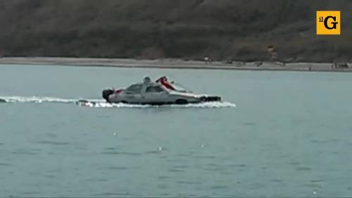 Una Maserati sfreccia davanti alle spiagge italiane