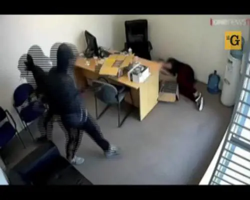 Bimba impavida affronta il rapinatore armato d'ascia