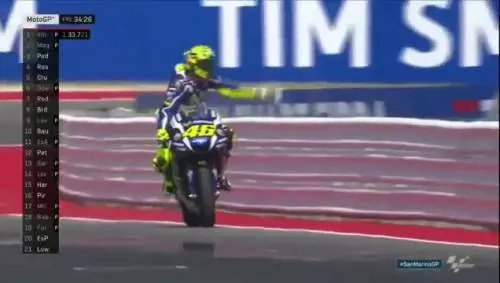 Valentino Rossi litiga con Aleix Espargaro