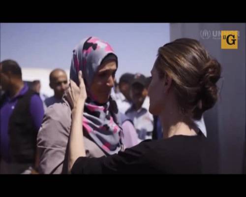 Giordania. Angelina Jolie visita campo profughi