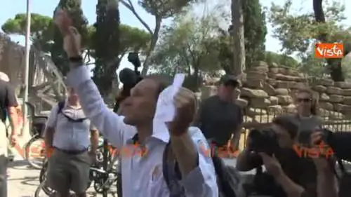 Pallotta scherza con presenzialista tv e gli lancia 10 euro 