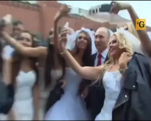 Putin dice "si" alle spose che lo circondano in Cremlino