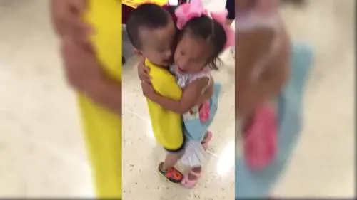 Erano amici in un orfanotrofio in Cina: quando i due bambini si rivedono esplode la gioia