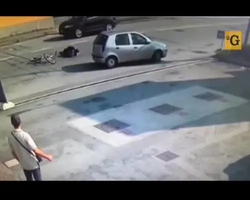 Monza. Donna investe ciclista in retromarcia e fugge