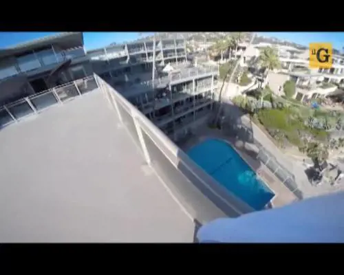Tuffatore folle ci riprova. Tuffo in piscina dal sesto piano