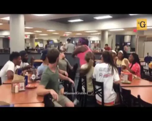 Ragazza manda KO il compagno di scuola dispettoso