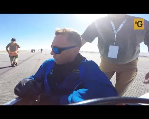 Scampato alla decapitazione, pilota acrobatico scherza sull'accaduto