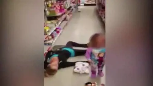 La madre va in overdose, la figlia di 2 anni cerca di rianimarla