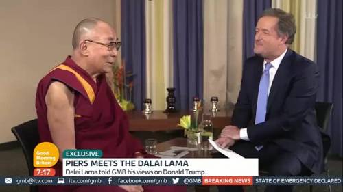 Il Dalai Lama prende in giro Donald Trump in diretta tv
