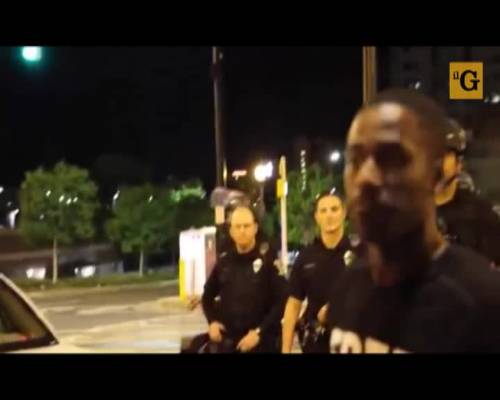 Charlotte. Blogger nero abbraccia i poliziotti in assetto antisommossa