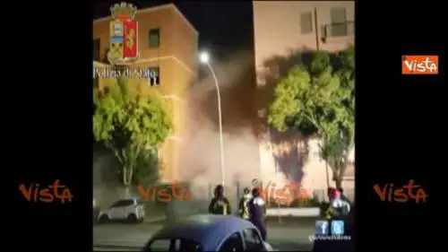 Il momento del crollo della palazzina a Roma