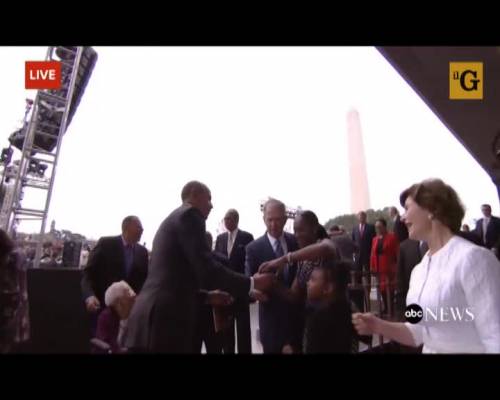 Obama aiuta Bush a scattarsi un selfie
